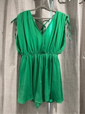 Magnolia Boutique Green V-Neck Tie-Back Romper Small